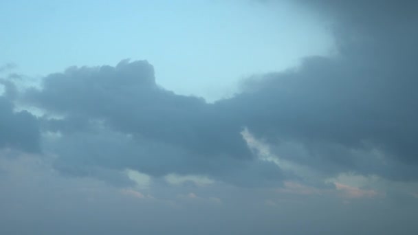 Video Veloce Filmato Minacciose Nuvole Pioggia Che Muovono Rapidamente Attraverso — Video Stock