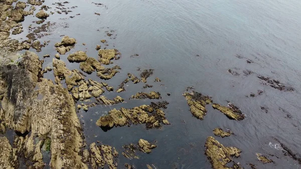 Rocky Deniz Kıyısı Üst Manzara Suda Büyük Kayalar Var Deniz — Stok fotoğraf