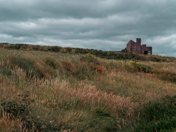 一座被毁的建筑美丽的戏剧性的天空北欧的严酷性质 爱尔兰的风景 多云的天空下青草地 — 图库照片