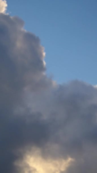 Filmato Nuvole Cumulo Soffice Rapido Movimento Cielo Blu Con Effetto — Video Stock