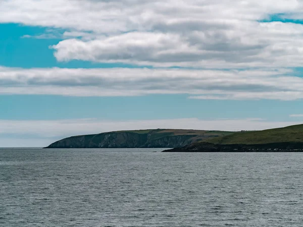 Голубое Небо Белыми Облаками Над Холмистым Побережьем Ирландии Морской Пейзаж — стоковое фото