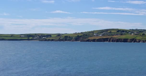 Océan Atlantique Bleu Ciel Près Des Côtes Vertes Irlandaises Été — Video