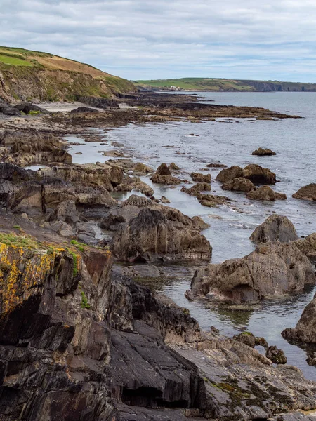 アイルランド島の岩だらけの海岸 北大西洋の絵のような海岸線 北西部ヨーロッパの自然 自然の美しさ 海岸の岩 — ストック写真