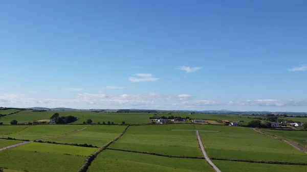 南アイルランドの緑の畑の上に澄んだ青い空 絵のような夏の風景 晴れた日 青空の下の緑の草原 — ストック写真