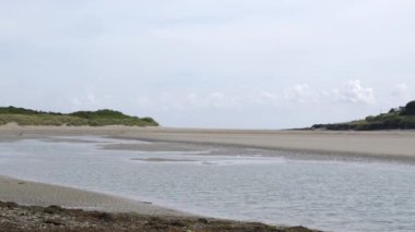 Atlantik Okyanusu 'nun İrlanda kıyısındaki gel-git düzlüklerinde gelgit olur. Peyzaj.