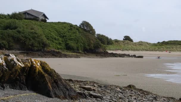 Uma Casa Uma Colina Verde Perto Costa Arenosa Oceano Atlântico — Vídeo de Stock