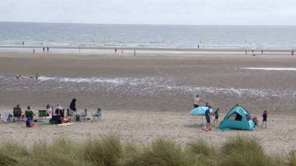 爱尔兰科克郡 2022年8月29日 成年人和孩子们在著名的英奇多尼沙滩上消磨时光 — 图库视频影像