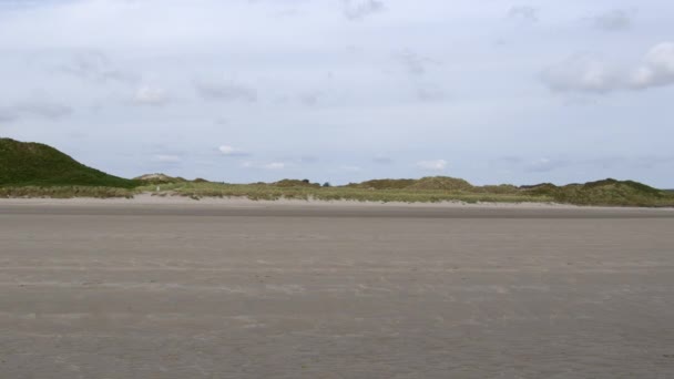 Hills Uma Praia Areia Irlanda Verão Vídeo — Vídeo de Stock