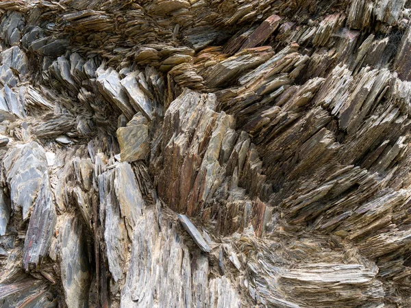 石のクローズアップ 石の背景 様々な色や厚さ 自然と地質科学の概念で圧縮された岩層形成 岩層のクローズアップ救済 — ストック写真