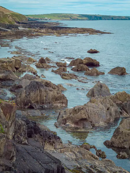 アイルランド島の岩だらけの海岸 北大西洋の絵のような海岸線 北西部ヨーロッパの自然 自然の美しさ — ストック写真