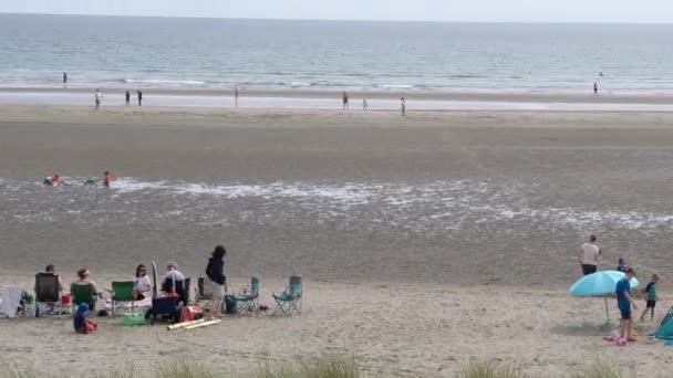 爱尔兰科克郡 2022年8月29日 英奇多尼海滩的沙滩吸引了各种年龄的游客 他们聚集在这里游泳 建造沙堡和沐浴在温暖的爱尔兰海岸中 — 图库视频影像