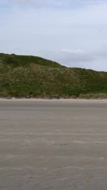 Hills Una Playa Arena Irlanda Verano Vídeo Vertical — Vídeos de Stock