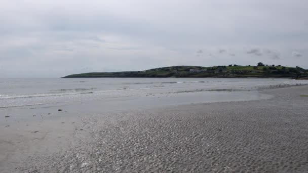 Areia Molhada Praia Arenosa Inchydoney Irlanda Ondas Calmas Mar Surf — Vídeo de Stock