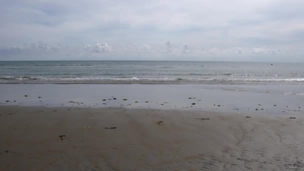 天空笼罩着平静的大西洋水面 地平线笼罩着大海和沙滩 海滨的风景 — 图库视频影像