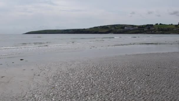 Una Vista Serena Arena Mojada Hermosa Playa Inchydoney Irlanda Con — Vídeo de stock