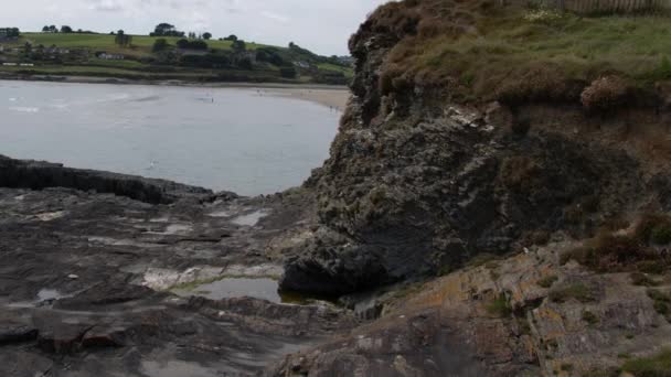 Ένας Βράχος Στις Ακτές Του Ατλαντικού Στην Ιρλανδία Μια Συννεφιασμένη — Αρχείο Βίντεο