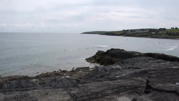Pemandangan Pantai Irlandia Yang Berbatu Samudera Atlantik Pada Hari Musim — Stok Video