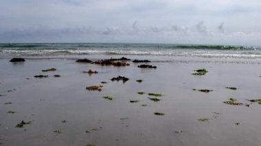 Atlantik Okyanusu 'nun sakin manzarası. Gökyüzü ve suyu ayıran açık bir ufuk çizgisi var..