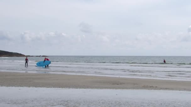 West Cork Irland August 2022 Mehrere Surfer Mit Blauen Brettern — Stockvideo