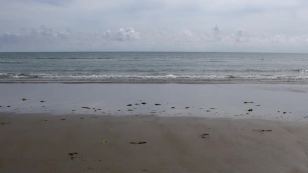 Havets Lugna Yta Harmonierar Med Molnen Och Skapar Ett Vördnadsbjudande — Stockvideo
