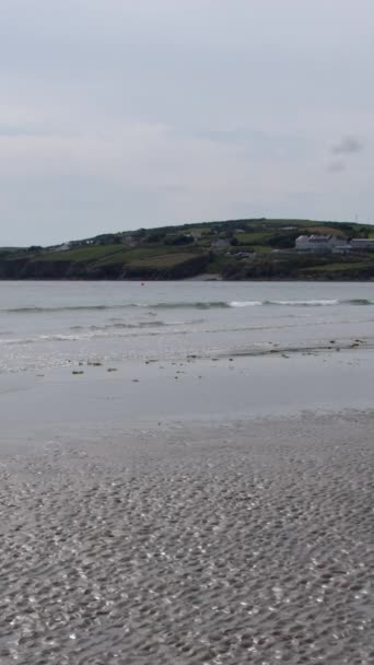 Una Vista Fascinante Arena Mojada Increíble Playa Inchydoney Irlanda Con — Vídeo de stock