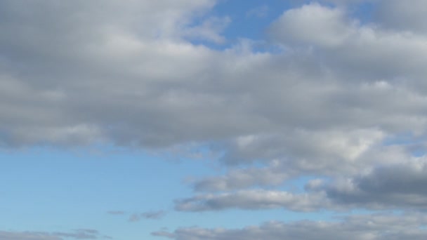 Timelapse Video Una Mañana Irlandesa Con Cielo Azul Nubes Blancas — Vídeos de Stock