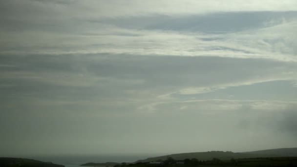 Zatažená Irská Obloha Nad Zelenými Kopci Načasované Video Rychlý Let — Stock video