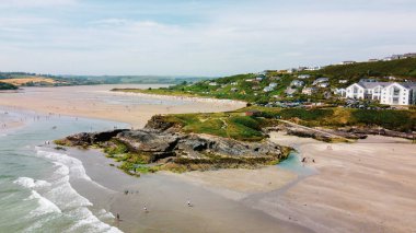 İrlanda 'nın Atlantik kıyısındaki bir kıyı kayalığının en üst görüntüsü. Bakire Meryem burnu. Inchydoney küçük bir ada. Mavi Bayrak Sahili.