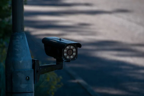 Biztonsági Kamera Egy Póznán Utcán Kültéri Videokamera — Stock Fotó