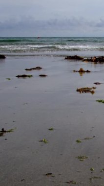 Atlantik 'in sakin suları, yumuşak dalgaları ve nefes kesici ufuk çizgisi. Dikey video.