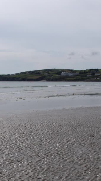 Uma Vista Deslumbrante Areia Molhada Deslumbrante Praia Inchydoney Irlanda Com — Vídeo de Stock
