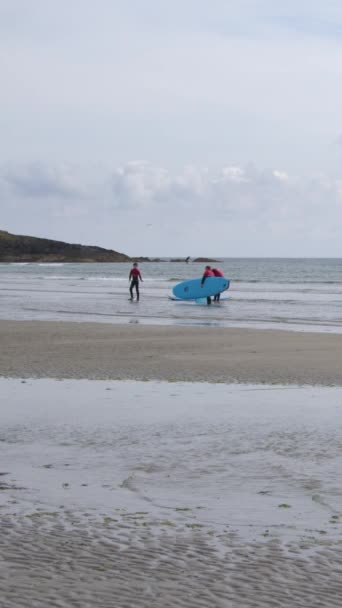 West Cork Irland August 2022 Ein Paar Surfer Mit Blauen — Stockvideo