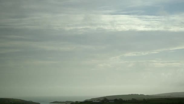 一个令人惊叹的时间流逝的视频 爱尔兰的天空笼罩在青山之上 看着云彩在这美丽的风景中快速地掠过地平线 — 图库视频影像