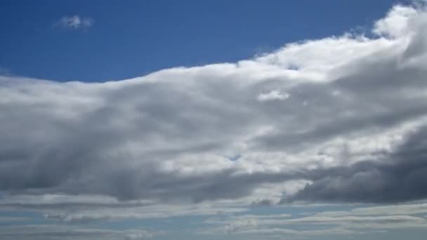 白い雲がこの素晴らしいタイムラプスビデオで青空を横切って速く飛ぶのを見てください この映像は あなたのプロジェクトのリラックスした穏やかな背景を作成するのに最適です — ストック動画
