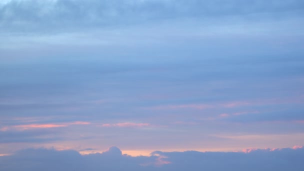 Розовые Края Облаков Утреннем Небе Видео Хронометражем Небо Фон — стоковое видео