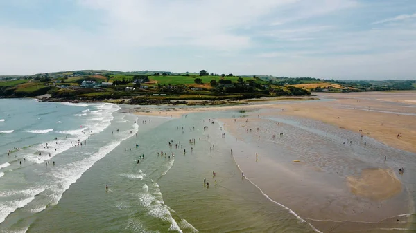 夏の日にビーチで多くのアイルランド人 トップビュー アイルランドの海辺の風景 大西洋の海岸 — ストック写真