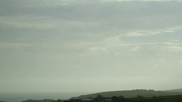 在这段惊人的时间里 爱尔兰乡村被拍摄了下来 当云层飞驰而过时 青山与灰蒙蒙的天空形成了鲜明的对比 — 图库视频影像