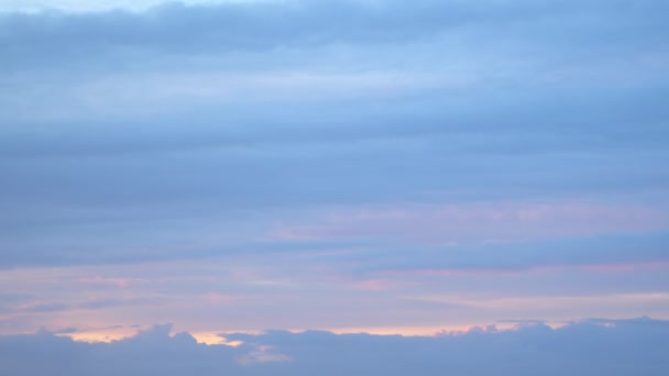 带着积雨云的粉色丁香天空中的黎明 美丽明亮的粉红柔嫩的日出天空 阳光照亮浅色多彩的天空蓬松的云彩美丽 — 图库视频影像