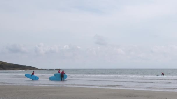 West Cork Irlandia Sierpnia 2022 Niebieskimi Deskami Surfingowymi Ręku Surferzy — Wideo stockowe