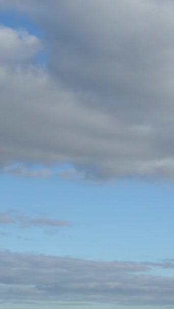 Video Una Mattina Nuvolosa Irlanda Cielo Blu Con Nuvole Bianche — Video Stock