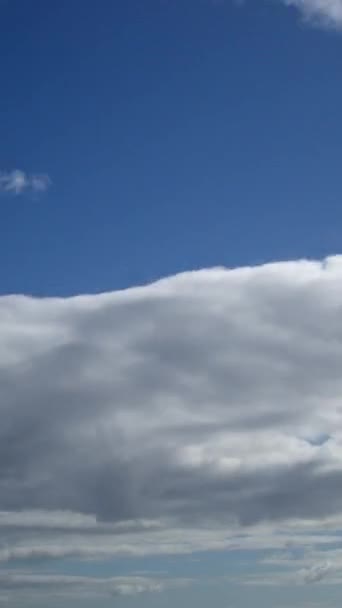 Paisaje Tranquilo Nubes Blancas Volando Cielo Azul Vídeo Timelapse Estas — Vídeos de Stock