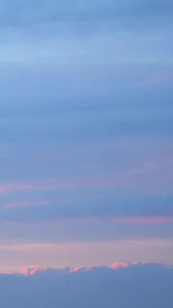 暁のコーラルピンクライラック空と光のサーカスの雲 穏やかな雲と澄んだ空 夏の夜明けの空 タイムラプス 垂直ビデオ — ストック動画