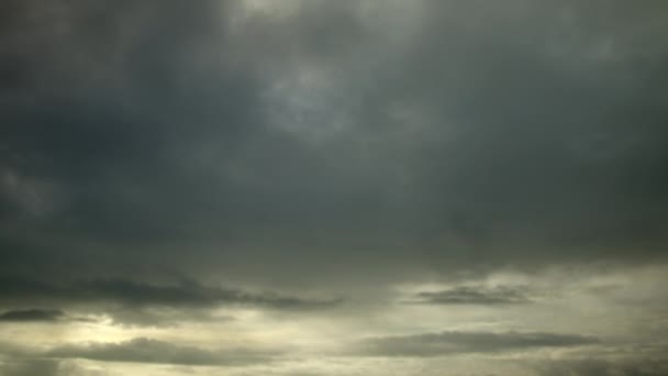 灰色の憂うつな嵐の前の雲が急速に空に移動している ビデオのタイムラプス 背景としての空 — ストック動画