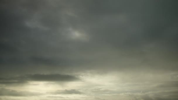 Ciemny Deszcz Chmury Szybko Przepływają Przez Zachmurzone Niebo Wideo Timelapse — Wideo stockowe