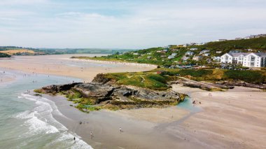 İrlanda 'nın Atlantik kıyısındaki uçurum. Bakire Meryem burnu. Inchydoney, İrlanda 'nın West Cork kentinde küçük bir adadır. En yakın kasaba Clonakilty. Mavi Bayrak plajı var..