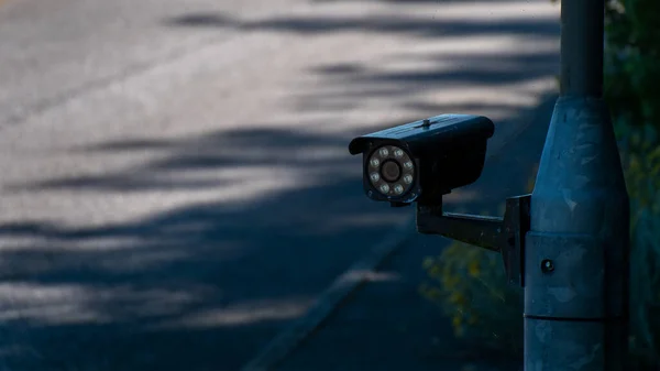 Jedna Kamera Słupie Ulicy Kamera Zewnętrzna — Zdjęcie stockowe