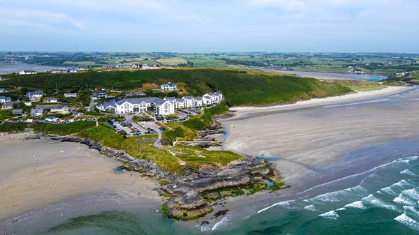爱尔兰大西洋海岸一个海岸悬崖的俯瞰图 圣母玛利亚的头 英奇多尼 Inchydoney 是爱尔兰西科克的一个小岛 蓝旗滩 — 图库照片