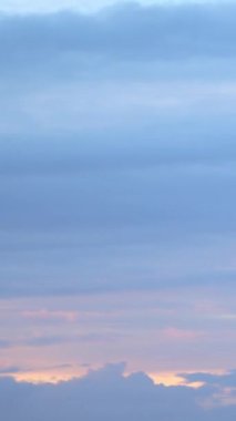 Pembe Puffy Cumulus Bulutları Gün doğumunda Yumuşak Renkli Mavi Gökyüzünde. Mavi Leylak Şafak Gökyüzünde Renkli Kabarık Bulutlar yüzüyor. Güzel bir geçmiş. Beauty, sakin ol, Sunrise Atmosfer. Dikey video.
