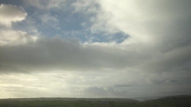 İrlanda üzerindeki kasvetli sonbahar bulutları, hızlandırılmış zaman dilimi videosu, manzara.