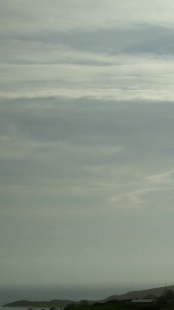 一段迷人的爱尔兰天空和山丘的时光视频 云彩在绿地上穿行时 形成了不同的图案和阴影 垂直录像 — 图库视频影像
